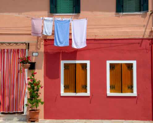 Burano, Burano island, Italy, red house, tourst attraction, tourists, windows, wood windows, old, curtain, drying clothes, flowers, Włochy, czerwony dom