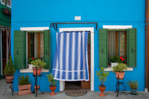 Burano, Italy, blue house, tourst attraction, tourists, windows, green windows, old, curtain, Włochy, niebieski dom, zielone okna