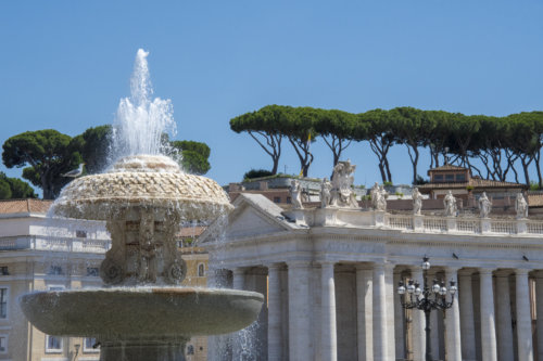 Watykan, Vatican, columns, tourist attraction, fountain, trees, blues sky, fontanna, drzewa, niebieskie niebo, zabytek, miejsce święte