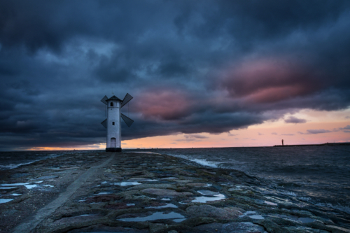 Świnoujście Stawa Młyny wiatrak morze bałtyckie wybrzeże woda chmury zachód słońca wyspa plaża ciemno