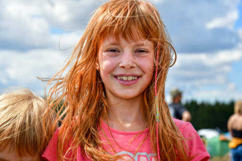 ODLOT Kreatywny bieg, uśmiech, rude włosy, dziewczynka, polandrock festival
