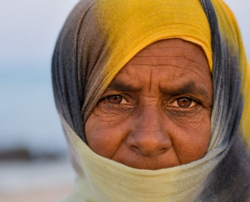 Egiptian woman, old woman, yellow headkerchief