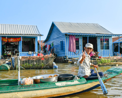 Tonie Sap lake jezioro pływające wioski na wodzie Kambodża woda ludzie wody