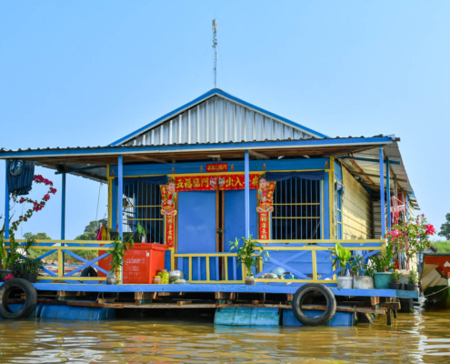 Tonie Sap lake jezioro pływające wioski na wodzie Kambodża woda ludzie wody życie na wodzie niebieski dom