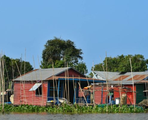 Tonie Sap lake jezioro pływające wioski na wodzie Kambodża woda ludzie wody życie na wodzie fisherman house