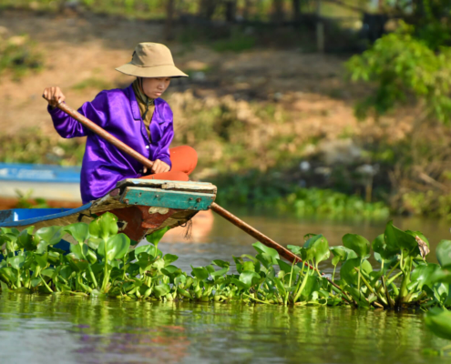 Tonie Sap lake jezioro pływające wioski na wodzie Kambodża woda ludzie wody życie na wodzie w pracy na łodzi tradycja