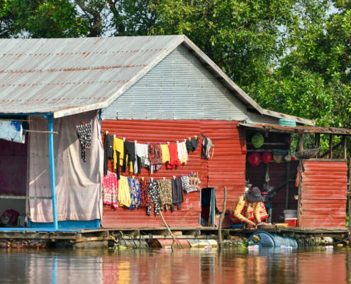 Tonie Sap lake jezioro pływające wioski na wodzie Kambodża woda ludzie wody życie na wodzie suszenie prania