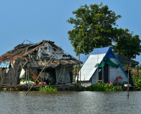 Tonie Sap lake jezioro pływające wioski na wodzie Kambodża woda ludzie wody życie na wodzie stare domy rozpadające się