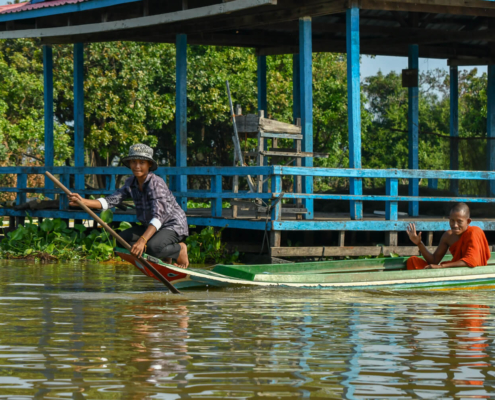 Tonie Sap lake jezioro pływające wioski na wodzie Kambodża woda ludzie wody życie na wodzie w pracy na łodzi
