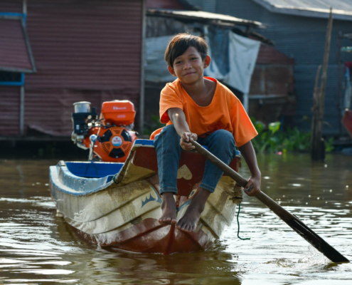 Tonie Sap lake jezioro pływające wioski na wodzie Kambodża woda ludzie wody życie na wodzie dzieci