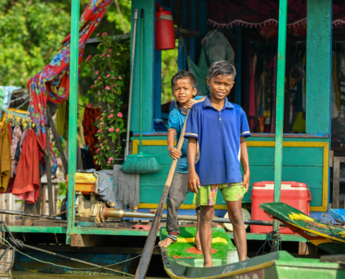 Tonie Sap lake jezioro pływające wioski na wodzie Kambodża woda ludzie wody życie na wodzie dzieci