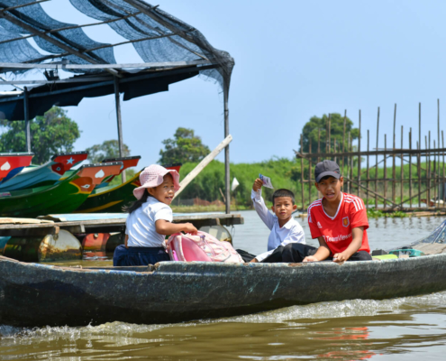 Tonie Sap lake jezioro pływające wioski na wodzie Kambodża woda ludzie wody życie na wodzie dzieci w drodze do szkoły