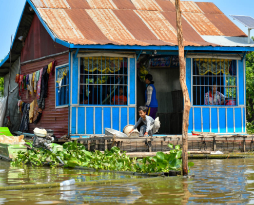 Tonie Sap lake jezioro pływające wioski na wodzie Kambodża woda ludzie wody życie na wodzie