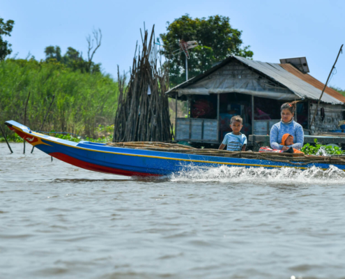 Tonie Sap lake jezioro pływające wioski na wodzie Kambodża woda ludzie wody życie na wodzie łódź w drodze do szkoły