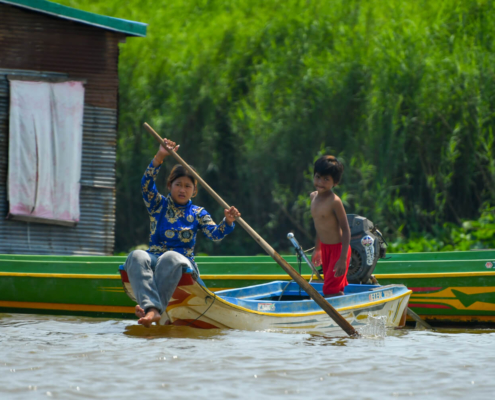 Tonie Sap lake jezioro pływające wioski na wodzie Kambodża woda ludzie wody życie na wodzie dzieci na łodzi