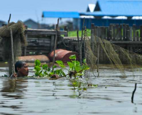 Tonie Sap lake jezioro pływające wioski na wodzie Kambodża woda ludzie wody życie na wodzie fisherman