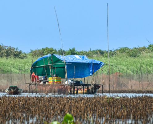 Tonie Sap lake jezioro pływające wioski na wodzie Kambodża woda ludzie wody życie na wodzie fisherman house