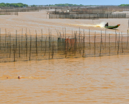 Tonie Sap lake jezioro pływające wioski na wodzie Kambodża woda ludzie wody życie na wodzie sieci rybackie łowisko połowy ryb
