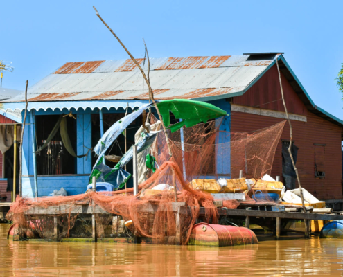 Tonie Sap lake jezioro pływające wioski na wodzie Kambodża woda ludzie wody życie na wodzie sieci rybackie łowisko połowy ryb dom rybaka