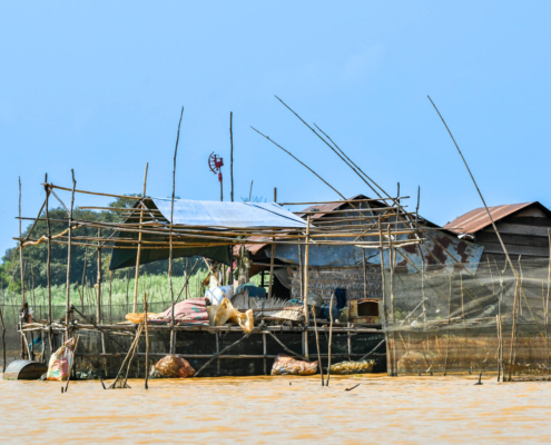 Tonie Sap lake jezioro pływające wioski na wodzie Kambodża woda ludzie wody życie na wodzie sieci rybackie łowisko połowy ryb dom rybaka