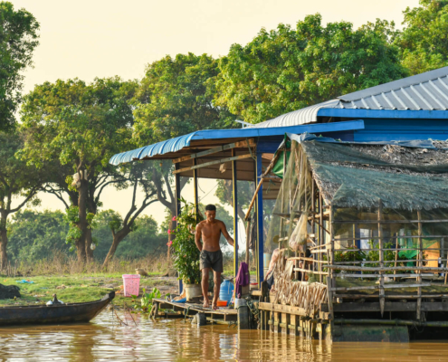 Tonie Sap lake jezioro pływające wioski na wodzie Kambodża woda ludzie wody życie na wodzie poranek