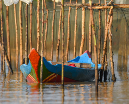 Tonie Sap lake jezioro pływające wioski na wodzie Kambodża woda ludzie wody życie na wodzie sieci rybackie łowisko połowy ryb łódź rybacka